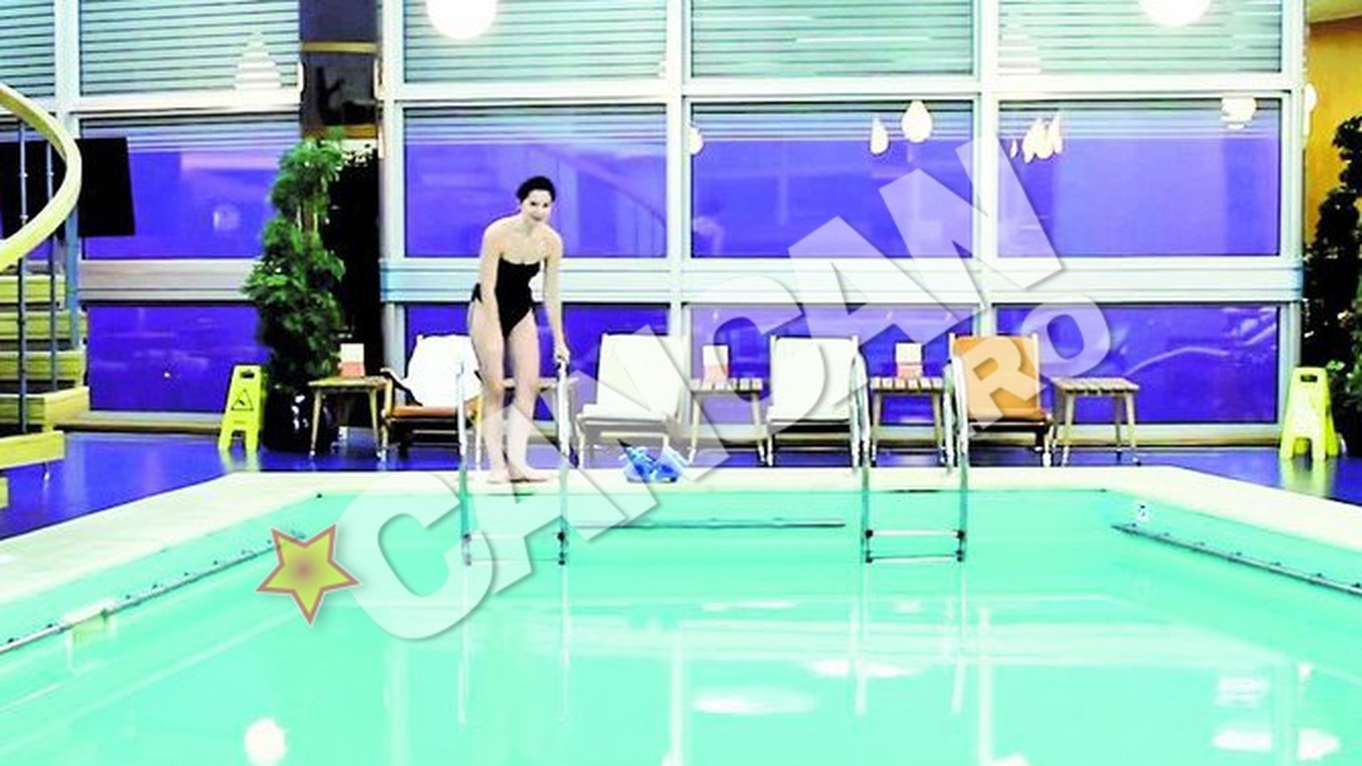 Maria Dinulescu s-a filmat intr-o ipostaza hilara. Si-a expus gandurile intr-o engleza ezitanta, uda, in piscina