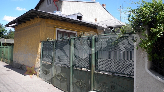 Politistii patruleaza pe strada din Ploiesti unde locuiesc parintii pedofilului arestat pentru viol