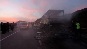 FOTO. Tragedie în Turcia! 13 oameni au murit arși, după ce autobuzul a luat foc