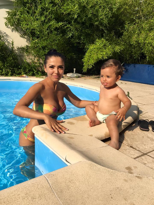 Au apărut în public  în minuscule costume de baie!