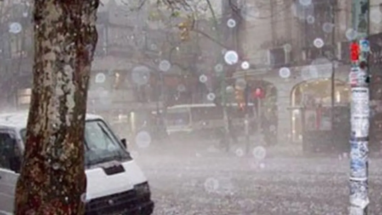 Cod galben de ploi şi vijelii în 21 de judeţe din centru şi jumătatea de vest a ţării