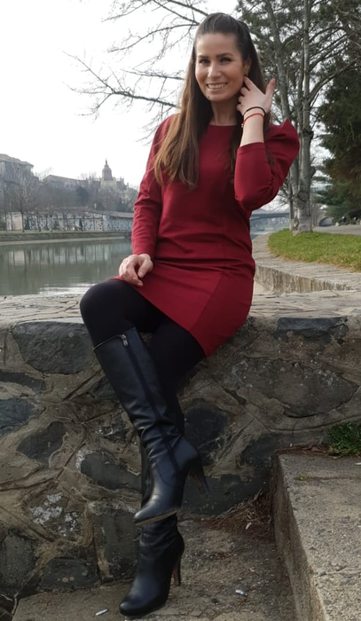 Atenție, bărbați! Cântăreața de muzică populară s-a despărțit de iubit: ”Gospodină, frumoasă, sexy, fac de toate, sunt singură!”