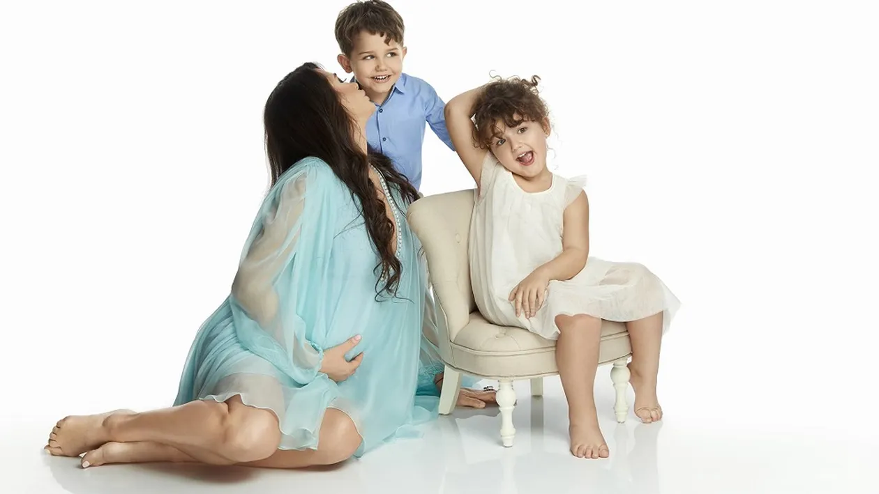 Elena Băsescu, pictorial sexy înainte să nască alături de copiii din prima căsătorie: Ultimii trei ani au fost pentru noi un rollercoaster