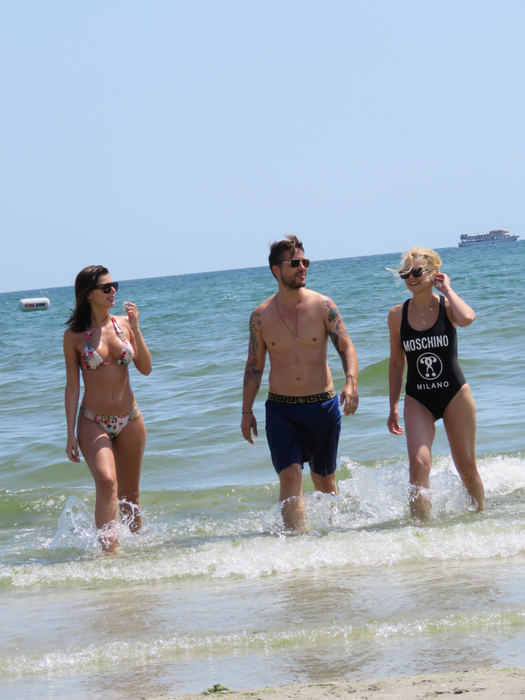 Ioana Filimon se distrează de minune la mare alături de Jorge și de soția lui, Ramona