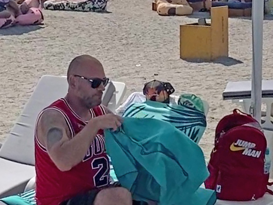 Caddy nu renunță la stilul de rapper nici la plajă / (Foto: CANCAN.RO)