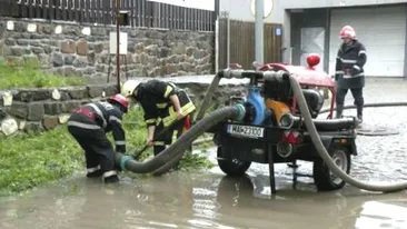 Pompierii, în alertă din cauza furtunilor! 18 judeţe au fost afectate de ploi torenţiale