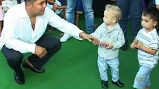 Nu stiu sa vorbeasca si nu merg la scoala, dar iau "lectii" de dans de la Florin Salam! Uite cum isi educa romii copiii la petreceri lautaresti