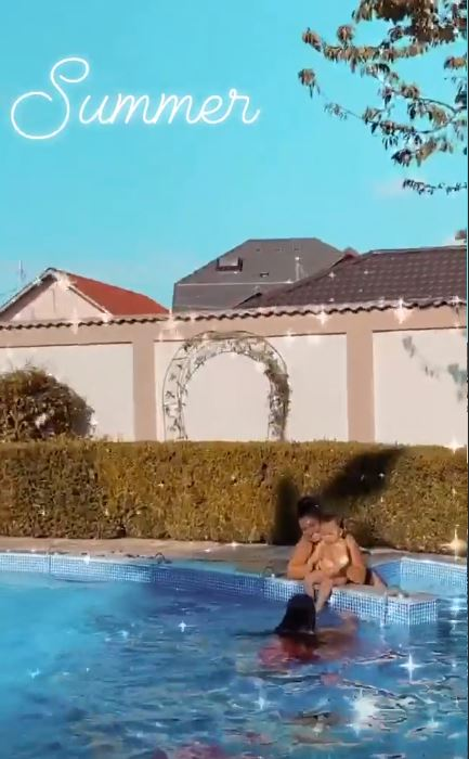 Îmbrăcată sumar, Adriana Simionescu, dans provocator pe marginea piscinei! Soția lui Adrian Minune a purtat un costum de baie sexy și s-a distrat alături de fiicele sale