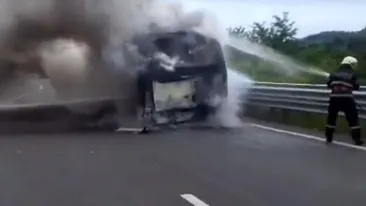 Imagini de groază, în Hunedoara! Un autobuz a luat foc în timp ce mergea
