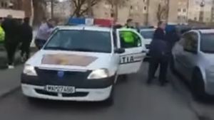 Scene șocante în Hunedoara. Polițiștii, alungați cu pietre din cartier VIDEO