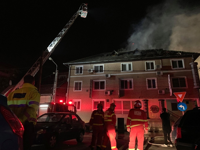 Incendiu puternic izbucnit la un hotel din Timișoara. 9 persoane au fost evacuate