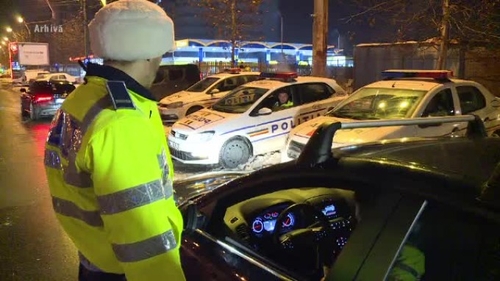 Un bărbat din Suceava s-a urcat beat la volan şi s-a oprit într-un copac. A sunat la Poliţie şi a spus că...