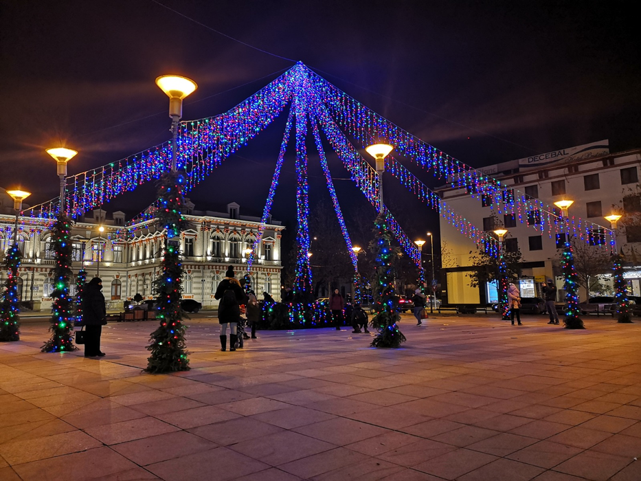Chiar și luminată, coloana pe post de brad i-a nemulțumit pe unii dintre băcăuani