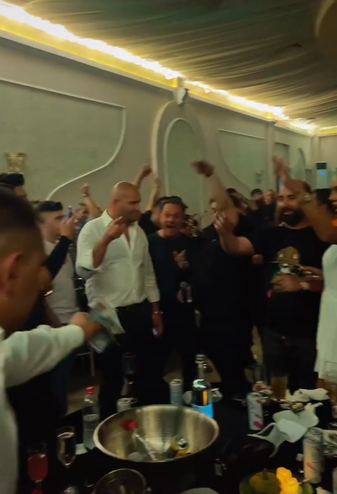 Dedicațiile au curs la microfon! Florin Salam a făcut show la party. Sursă: Tik Tok