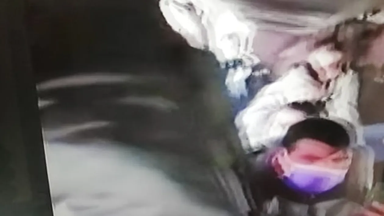 Imagini uluitoare în Vama Nădlac! Cum sunt înghesuiți oamenii într-un autocar care îi duce în carantină: ”Mână criminală!”