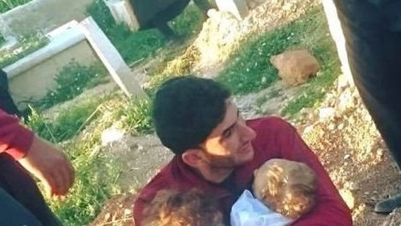 Imagini sfâşietoare! Un tată îndurerat îşi jeleşte gemenii morţi într-un atac chimic din Siria