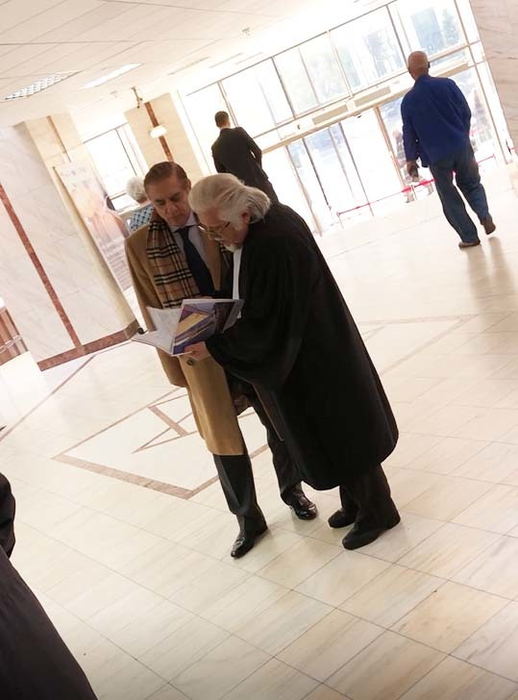 Prinţul Paul discută cu avocatul lui, Theodor Rus, despre dosarul moştenirii