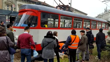 Fetiţă lovită de tramvai în Arad! Pompierii încearcă să o scoată de sub mijlocul de transport