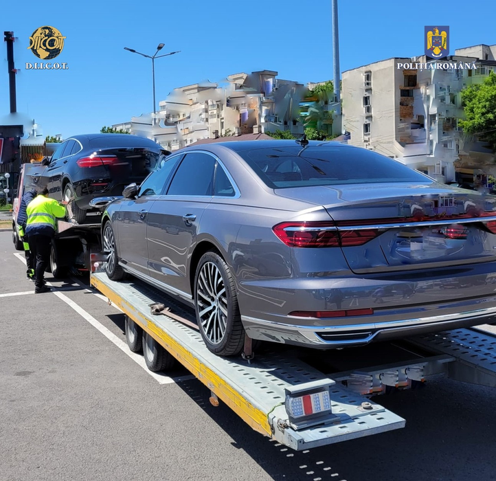 Una dintre mașinile de lux ridicate în urma perchezițiilor