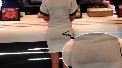 Maxer, nu te deranjeaza ca sotia ta isi afiseaza lenjeria intima! Vezi aici cum si-a facut Deea aparitia intr-un fast food!