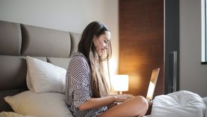 Din seria să vezi și să nu crezi! O femeie i-a dat 300.000 de lire unui bărbat pe care nu l-a întâlnit niciodată față în față! Ce spera aceasta
