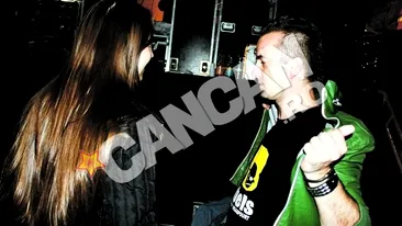 Lasat cu buza umflata de o satena, la Satu Mare. Chitaristul de la Vunk s-a chinuit sa sarute o admiratoare