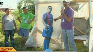 VIDEO INCREDIBIL! Tatal lui Banel sta intr-o baraca de celofan, cu serpii si sobolanii, la Bragadiru! "Imi facusem alta mai pe camp si mi-au dat foc la ea oamenii"