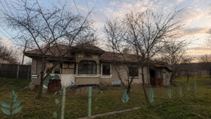 Localitatea din România în care poți cumpăra o casă tradițională cu doar 8.000 de euro. Terenul are 2320 de metri pătrați