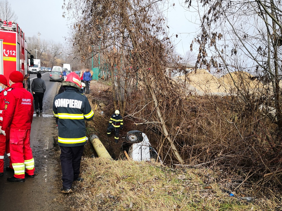 Cascador fără voie. S-a răsturnat cu mașina într-un canal. FOTO