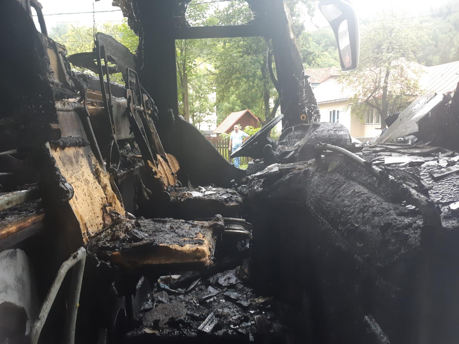 Trafic paralizat pe DN1. Un autocar a fost cuprins de flăcări