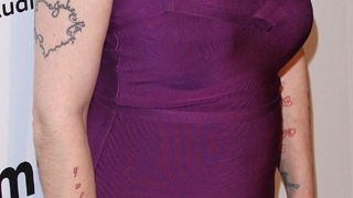 Cata lipsa de bun gust! O faimoasa cantareata si l-a tatuat pe Iisus deasupra decolteului