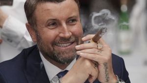 Cătălin Botezatu le-a pus la zid pe tinerele care participă la evenimente mondene. “Să se ducă acasă, să se spele, că put!”