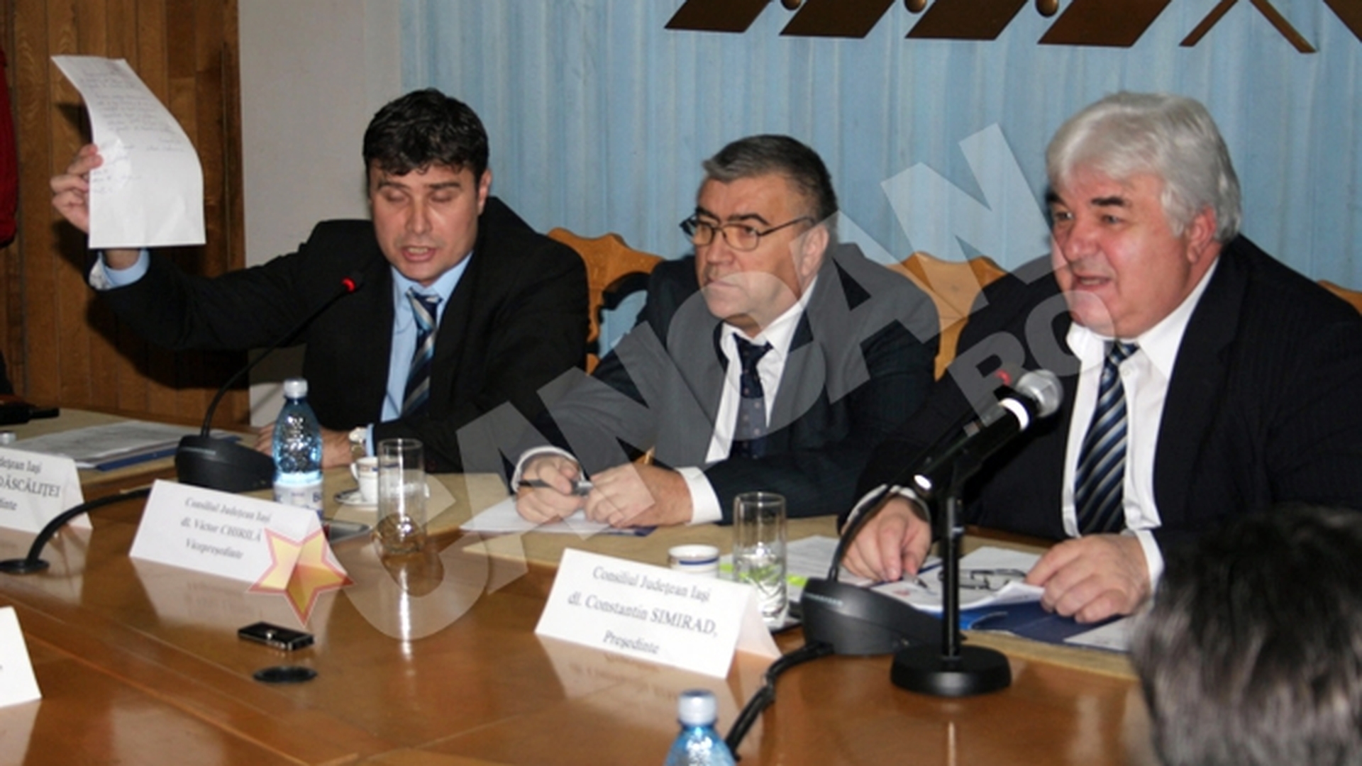 Vicepresedintii CJ Iasi filmati de DNA din tocul usii ameninta ca isi muta birourile in corturi puse in fata institutiei! Constantin Simirad: "Sa-si puna corturile afara, oricum acolo le e locul"