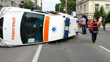Accident incredibil! O ambulanţă s-a răsturnat în centrul Capitalei! Patru persoane au fost ranite