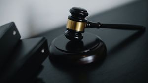 O femeie din Iași solicită magistraților să o declare bărbat. “Încă de la o vârstă frageră, am realizat că este ceva diferit la mine”