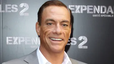 Jean-Claude Van Damme a făcut senzație în mediul online cu mișcările sale de dans. Ritmul a fost dat de o piesă românească