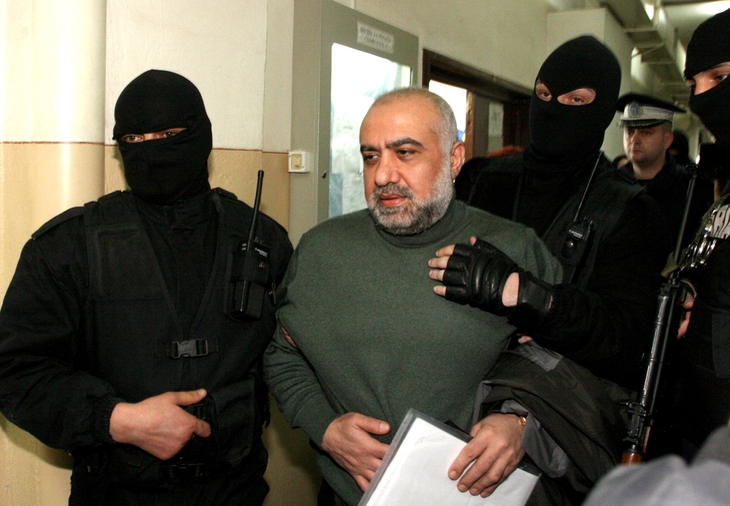 Celebrul Omar Hayssam 
îi terorizează pe gardienii care îl păzesc