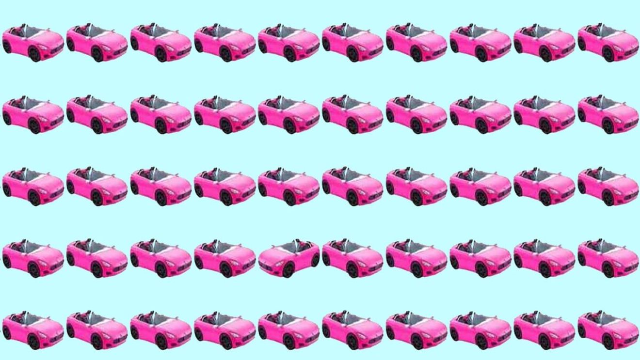 Test de logică | În această poză apar 50 de mașini. Una singură e diferită de toate celelalte. Care?