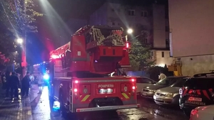 Incendiu într-un bloc din Tecuci! Un bărbat a sărit de la etaj pentru a se salva. Oamenii s-au temut de o explozie