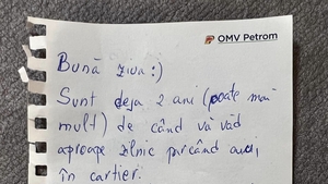 A parcat maşina într-un loc perfect regulamentar şi s-a "trezit" cu acest bileţel în geam. Ce scria pe el