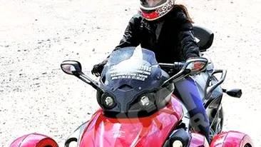 Fiica milionarului Ioan Niculae a facut o pasiune pentru triciclul de 15.000 de euro! Pe Spyder, la manastire