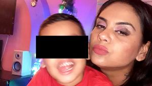 O femeie din Slatina a fost pozată în timp ce era sărutată pe fesă de băiețelul ei. "Credeți că m-am trezit și mi-am pus copilul să mă pupe în...?"