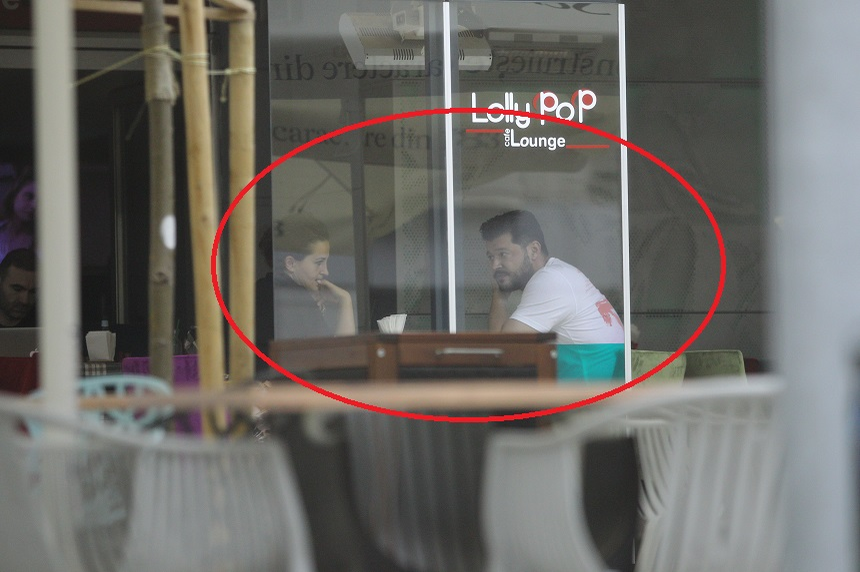 Victor Slav la cafenea, alături de o femeie misterioasă