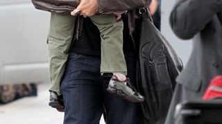 Nicolas Cage, tatic grijuliu! Nu si-a lasat fiul din brate in aeroport