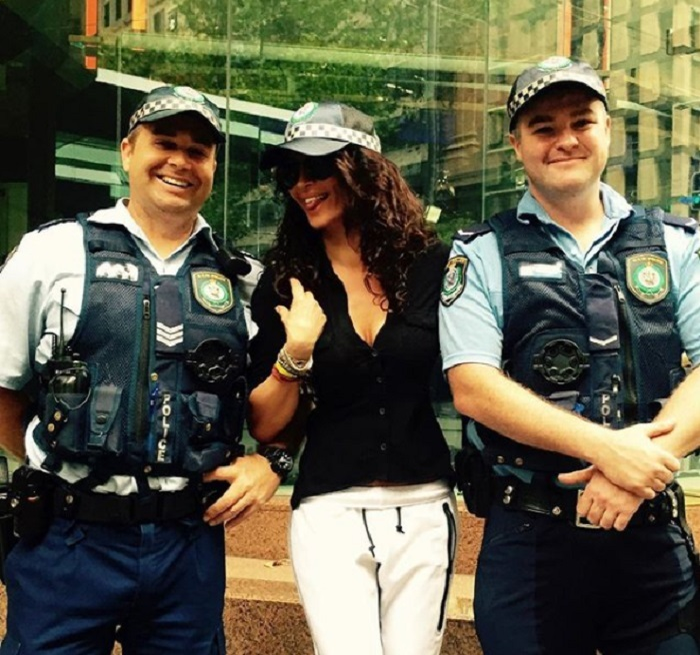 Mihaela Rădulescu, între doi poliţişti.