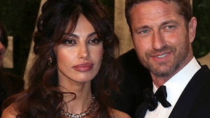 Mădălina Ghenea şi Gerard Butler, cel mai frumos cuplu de la petrecerea dedicată Oscarurilor! Uite cât de bine le stă împreună