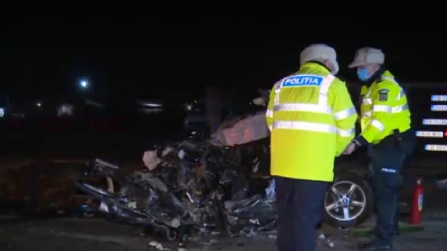 Accident cumplit în Dâmbovița! Un tânăr de 19 ani a mers pe contrasens cu farurile stinse și a intrat sub un tir