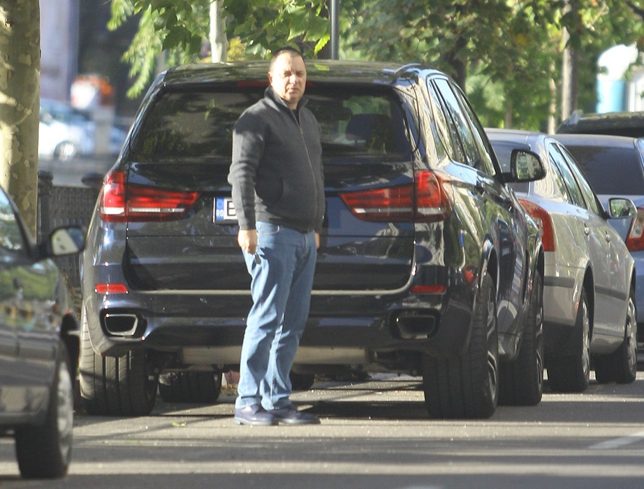 Deşi în declaraţia de avere are o Skoda din 2006, secretarul Primăriei Sectorului 3 se plimbă doar cu un BMW X5 nou