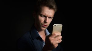 Cum a aflat un bărbat că este înșelat de soția lui. A descoperit mesaje compromițătoare de la șeful ei: ”M-am hotărât să-i verific telefonul”