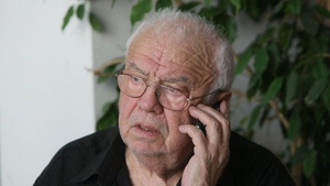 Alexandru Arșinel este la pământ. Vorbește cu fotografia Stelei Popescu la teatru, iar când ajunge acasă își vede soția care...
